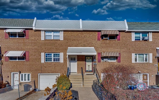 Building Photo - 2 Bedroom House Available With 2 car parki...