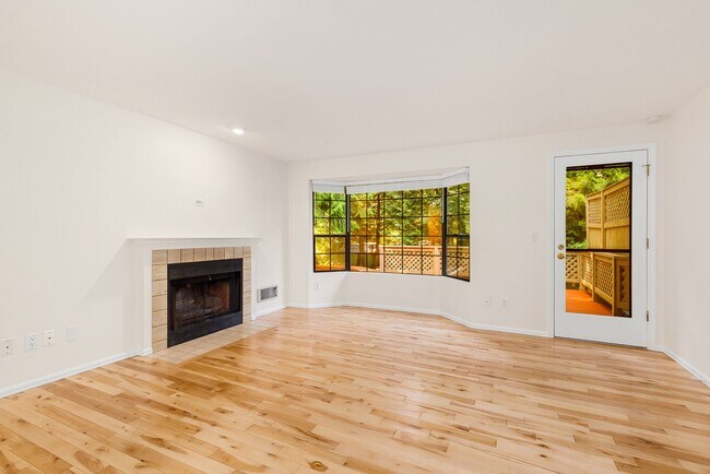 Building Photo - 3BD 2BA Townhouse - 1 Car Detached Garage