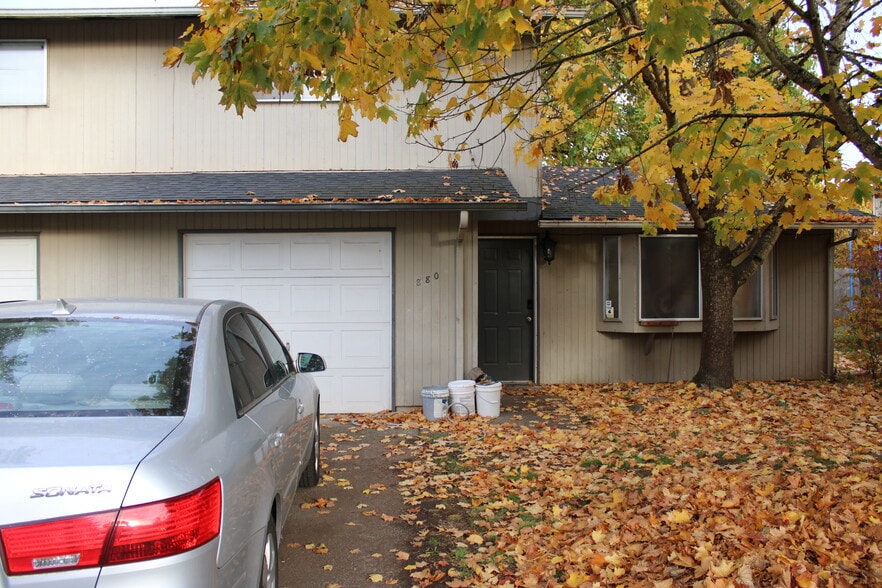 Building Photo - 880 N Cloverleaf Loop