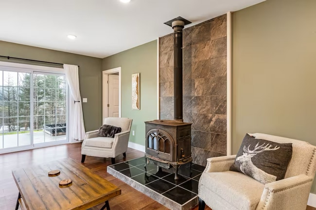 Building Photo - 4 Bedroom in Waterbury, VT Available on 7/1 (Furnished + Utilities included)