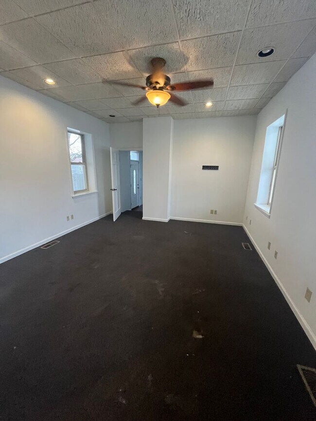 Building Photo - 243 W Vine St