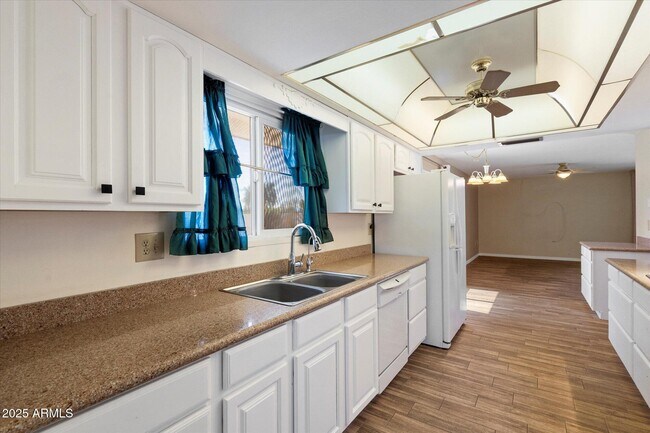 Building Photo - 10518 W Indian Wells Dr