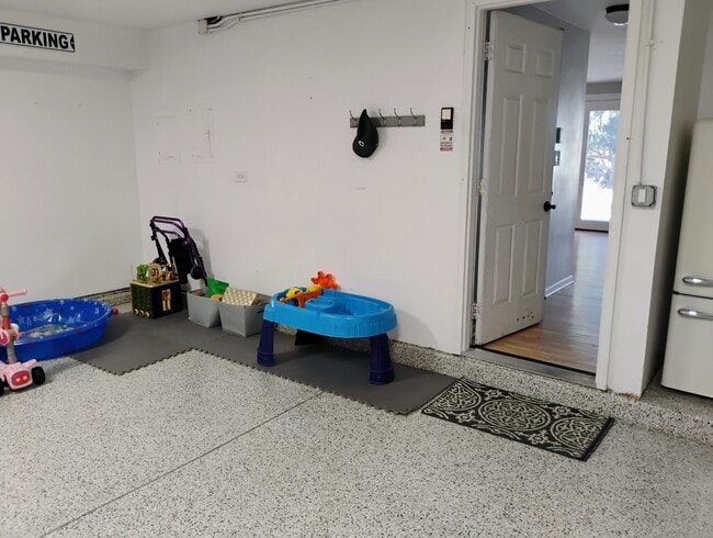 Building Photo - 4958 Oak Ln