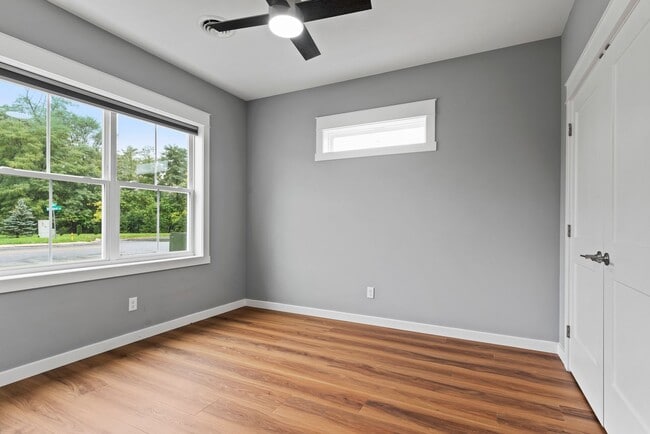 Building Photo - Luxury 3 Bed, 2.5 Bath - Townhome - AVAILABLE Nov. 17, 2025