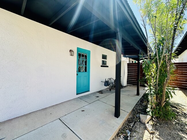 Building Photo - 1 Bedroom Cottage with Front/Backyard! Ren...