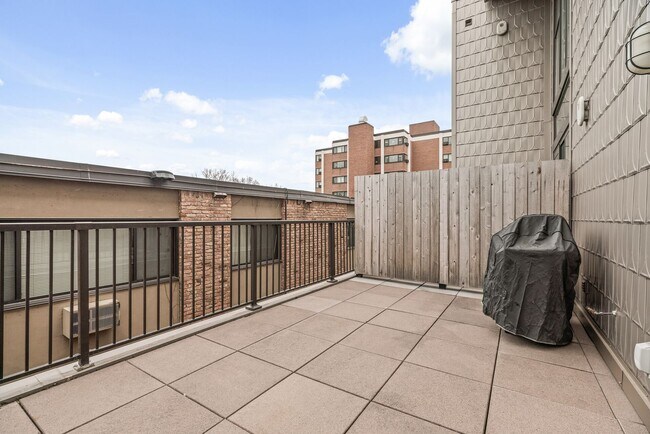 Building Photo - Modern 1-Bed 1.5-Bath + Den Condo in Minneapolis!