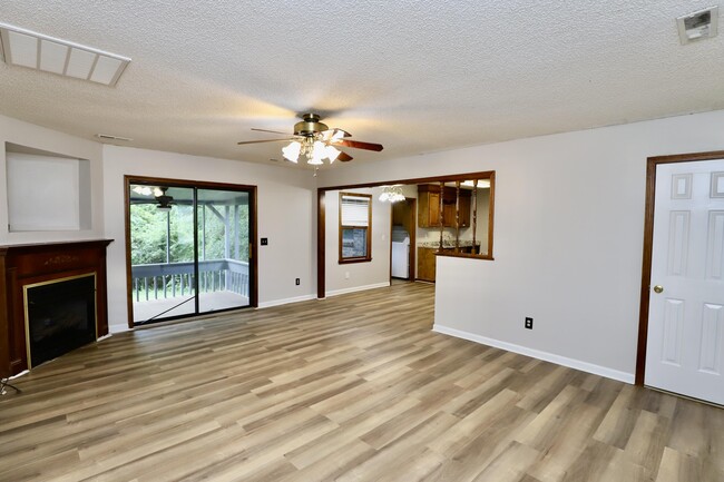 Building Photo - 806 Club Ln