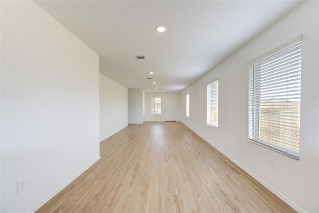 Building Photo - 617 Roaring Fls Dr