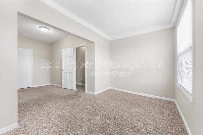 Building Photo - 647 Elm St