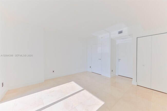 Building Photo - 1300 Brickell Bay Dr
