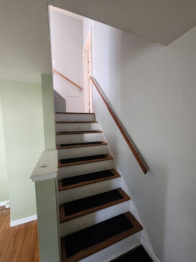 Building Photo - Charming 3-Bedroom Property in Prime Location