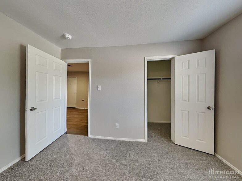 Building Photo - 1301 Water Lily Dr