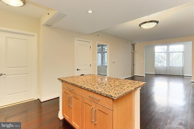 Building Photo - 8220 Crestwood Heights Dr