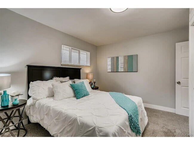 Building Photo - 8521 Crescent Dr