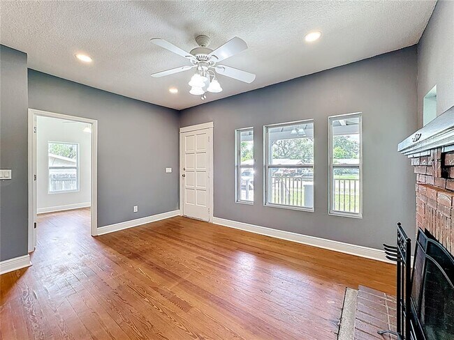 Building Photo - 2409 Drake Dr