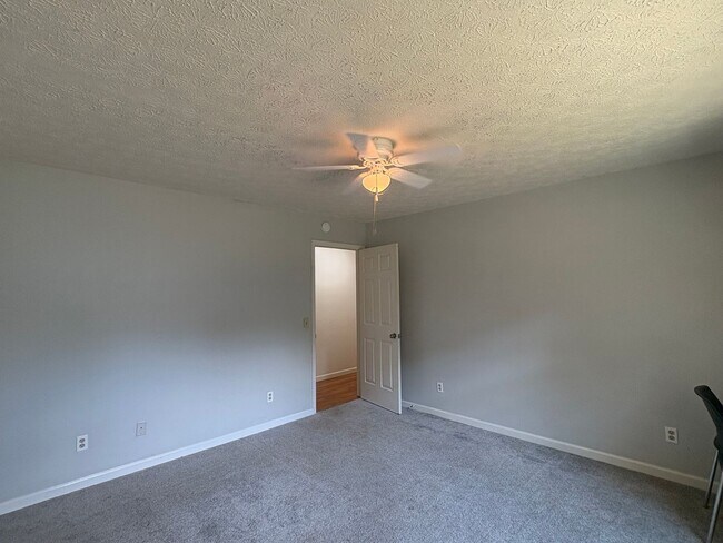 Building Photo - 671 Circle Dr