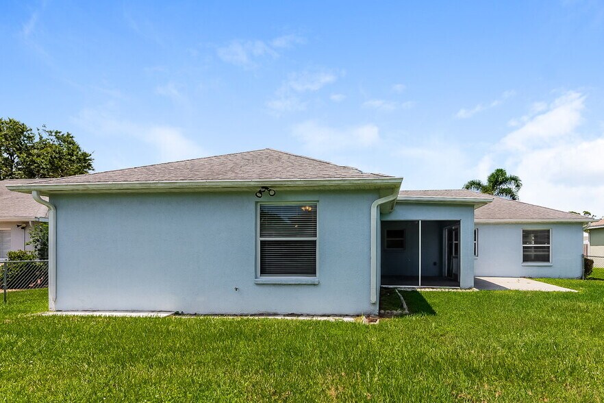 Building Photo - 6888 Mauna Loa Blvd
