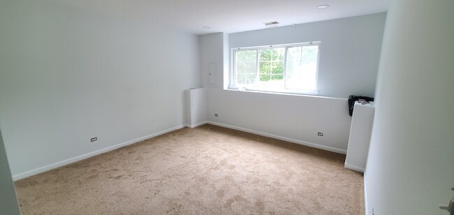 Building Photo - 587 S Parkside Dr