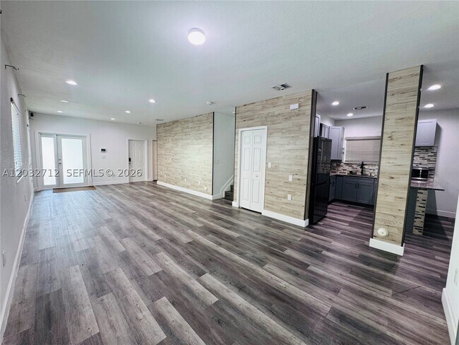 Building Photo - 363 NE 35th Ave