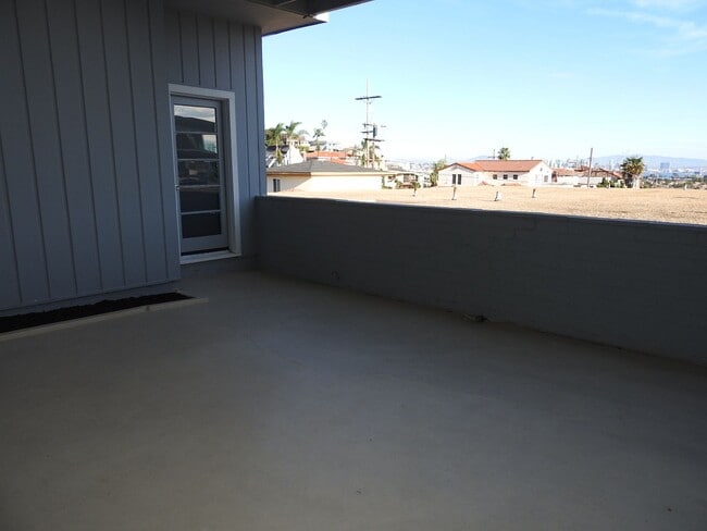 Building Photo - WOW views from this classic 3 bed 2 bath home