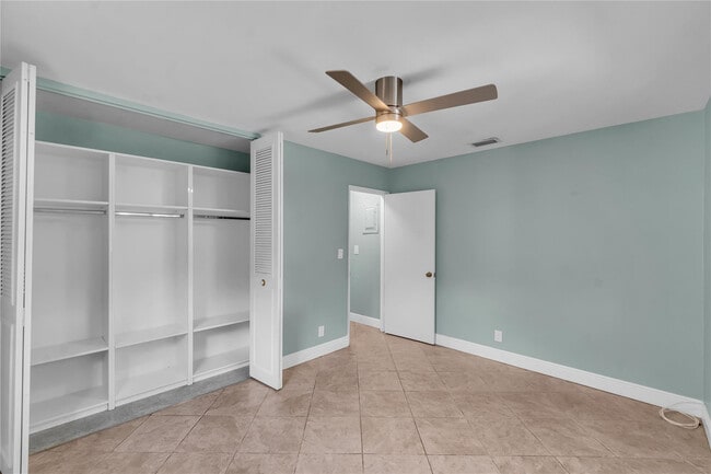 Building Photo - 4541 NE 6th Terrace