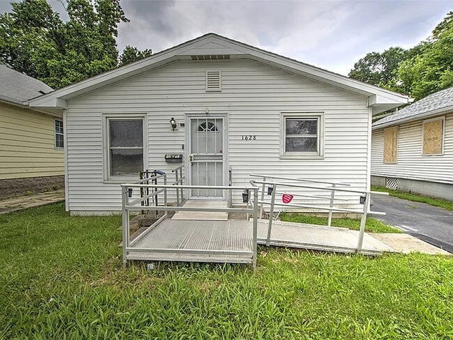Primary Photo - 1628 N Oakland Ave
