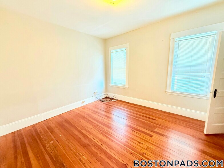 Building Photo - 348 Faneuil St