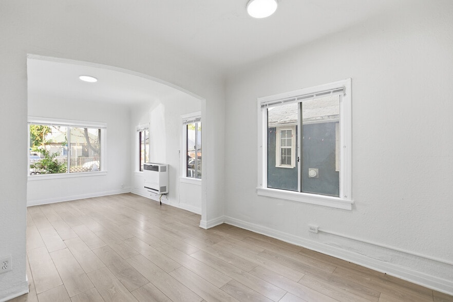 Building Photo - 1526 E 52nd St