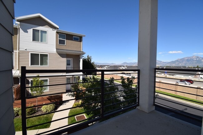 Building Photo - 4 Bed 3.5 Bath Sunny and Spacious South Jordan Corner-Lot Home with Views!