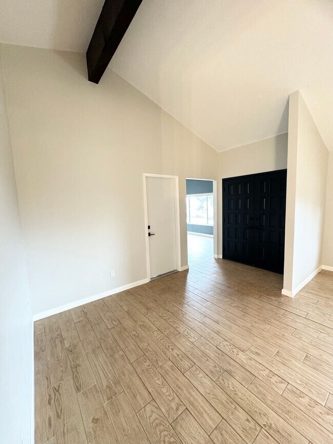 Building Photo - Great Views/3BED 2BATH/SOLAR/Move in ready