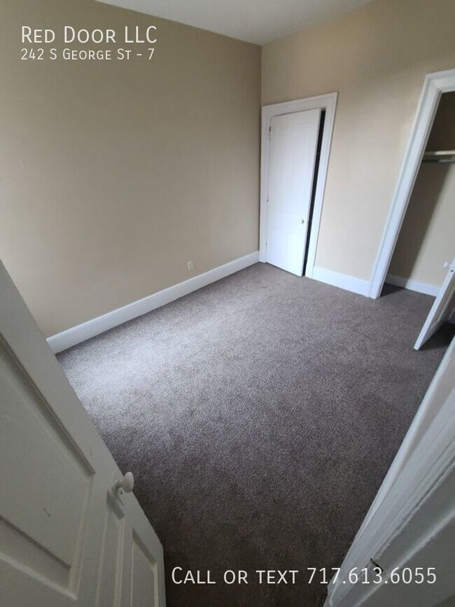 Building Photo - 242 S George St