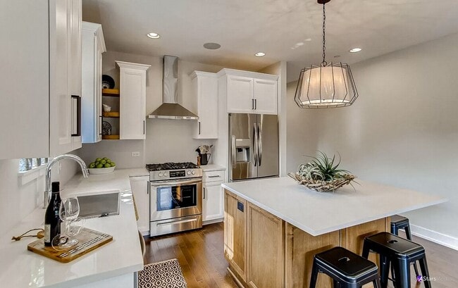 Building Photo - Luxurious 3 bed 3 bath townhome in Glen Ellyn