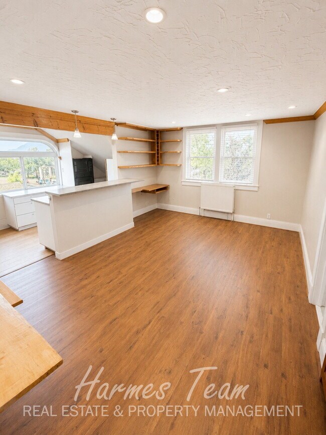 Building Photo - Upper-Level One-of-a-Kind 2 Bedroom 1 Bathroom Apartment