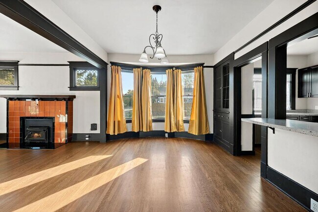 Building Photo - Charming 2-Bed 2-Bath Tacoma Craftsman | S...