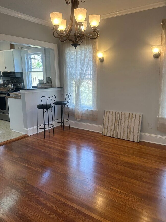 Building Photo - 3 bedroom 2 bath beautiful home with tons of character!