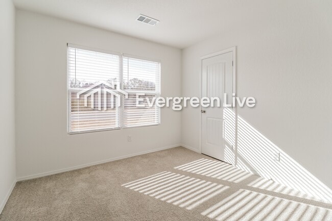 Building Photo - 32 10 Point Ln