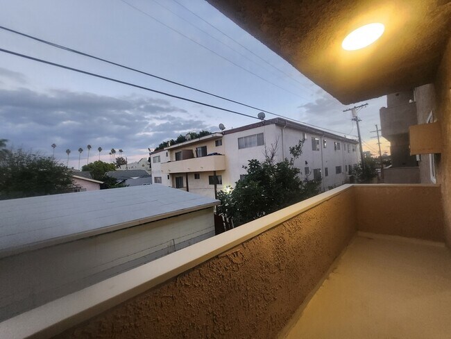 Building Photo - 400 Serrano Ave