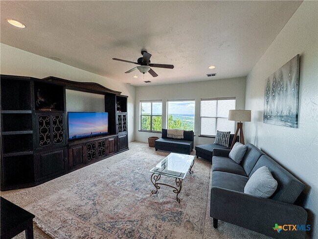 Building Photo - 2000 Village Oak