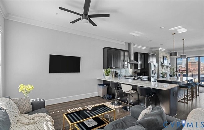 Building Photo - 444 W 6th St