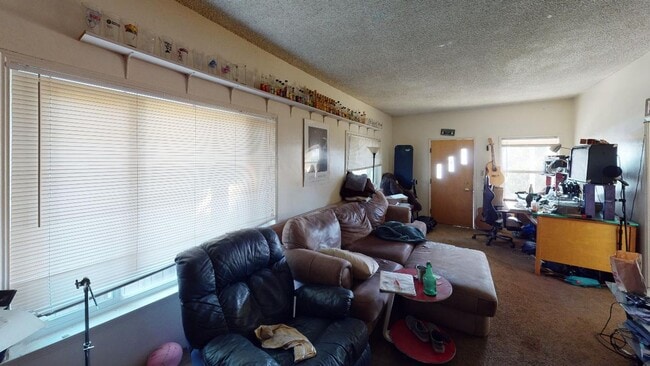 Building Photo - 3 Bedroom 2 Bathroom Home Available July