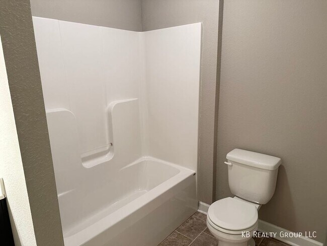 Building Photo - 2 Bed Townhome in Belton; Raymore-Peculiar...