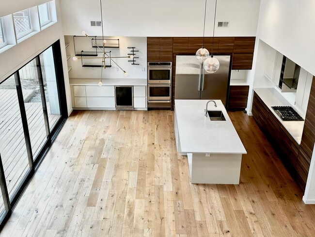 Building Photo - 6 BR / 4 BA – 4,100 SQ FT with Patio, Full Outdoor Grill, and Hot Tub