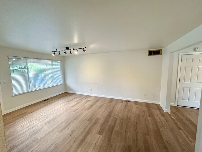 Building Photo - Immaculate Single-Level Home