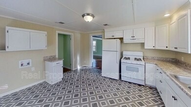 Building Photo - 1030 Oak Dr