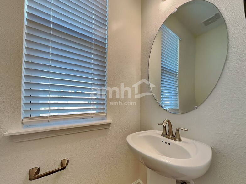 Building Photo - 5945 Hampton Creek Rd