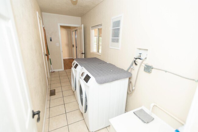 Building Photo - 307 N 3rd St