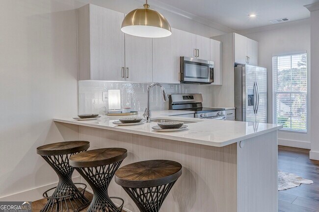 Building Photo - 109 Chateau Dr SE