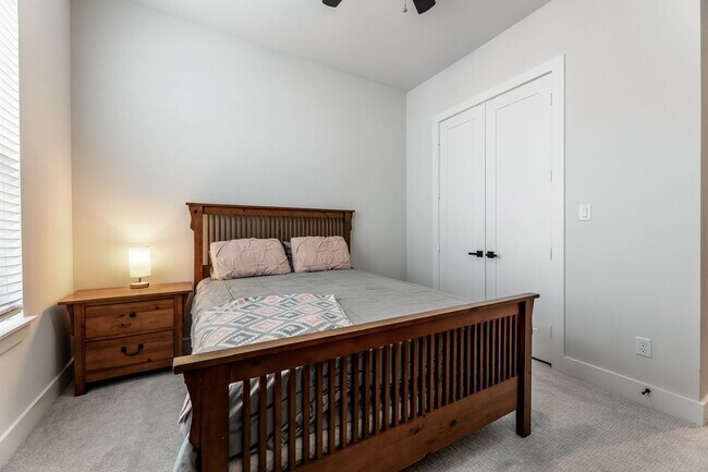 Building Photo - 5725 White Magnolia St.