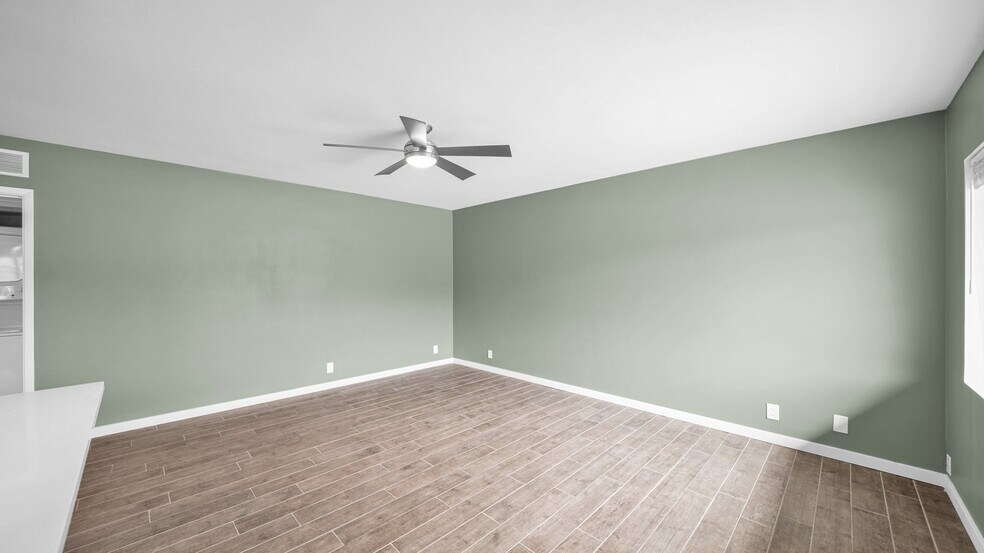 Building Photo - 1635 E Oak St