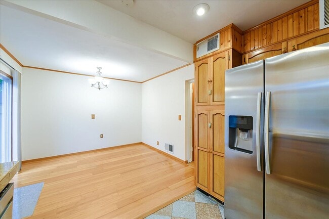 Building Photo - Fantastic 2-Bed, 2-Bath Townhouse with Pri...